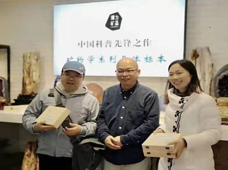 與長沙市明德中學黨委書記、研學主任、地理老師和長沙市第一中學地理老師學生開展研學課